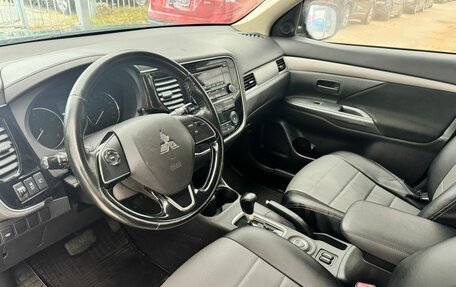 Mitsubishi Outlander III рестайлинг 3, 2015 год, 1 499 000 рублей, 10 фотография