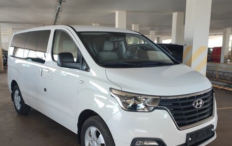 Hyundai Grand Starex Grand Starex I рестайлинг 2, 2018 год, 3 999 000 рублей, 3 фотография