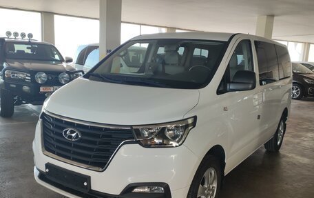 Hyundai Grand Starex Grand Starex I рестайлинг 2, 2018 год, 3 999 000 рублей, 2 фотография