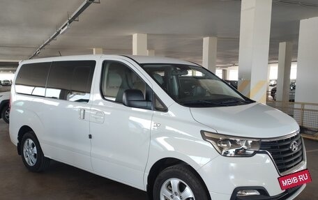 Hyundai Grand Starex Grand Starex I рестайлинг 2, 2018 год, 3 999 000 рублей, 4 фотография