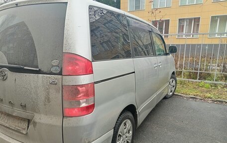 Toyota Noah III, 2002 год, 1 100 000 рублей, 4 фотография