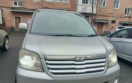 Toyota Noah III, 2002 год, 1 100 000 рублей, 2 фотография