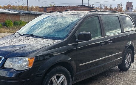 Chrysler Town & Country V рестайлинг, 2010 год, 1 750 000 рублей, 2 фотография