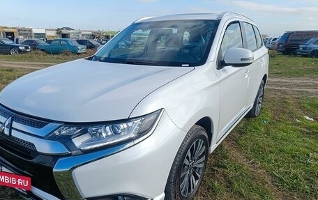 Mitsubishi Outlander III рестайлинг 3, 2022 год, 3 050 000 рублей, 6 фотография