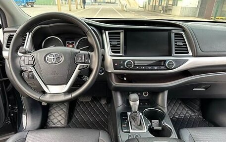 Toyota Highlander III, 2021 год, 3 300 000 рублей, 8 фотография