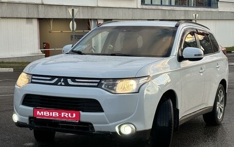 Mitsubishi Outlander III рестайлинг 3, 2013 год, 1 350 000 рублей, 2 фотография