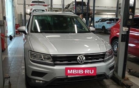 Volkswagen Tiguan II, 2018 год, 2 620 000 рублей, 2 фотография