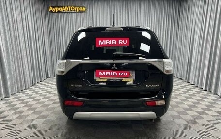 Mitsubishi Outlander III рестайлинг 3, 2014 год, 1 800 000 рублей, 14 фотография