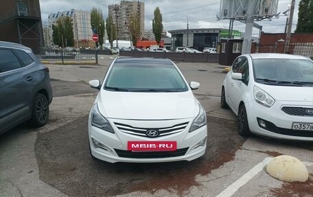 Hyundai Solaris II рестайлинг, 2015 год, 1 000 000 рублей, 2 фотография