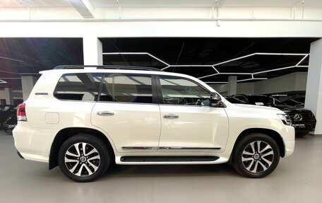 Toyota Land Cruiser 200, 2018 год, 7 650 000 рублей, 8 фотография