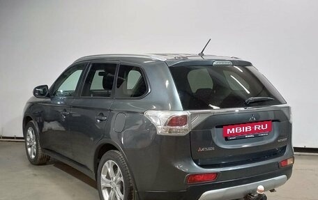 Mitsubishi Outlander III рестайлинг 3, 2014 год, 1 795 000 рублей, 6 фотография