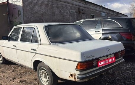 Mercedes-Benz W123, 1982 год, 215 000 рублей, 4 фотография