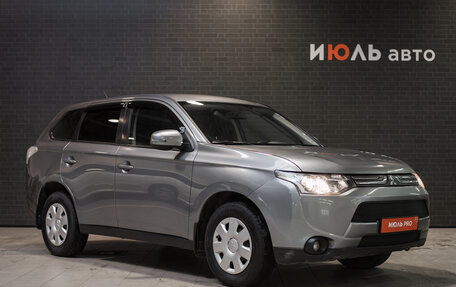 Mitsubishi Outlander III рестайлинг 3, 2013 год, 1 580 000 рублей, 3 фотография