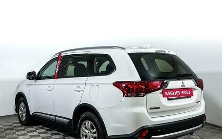 Mitsubishi Outlander III рестайлинг 3, 2017 год, 1 799 000 рублей, 7 фотография