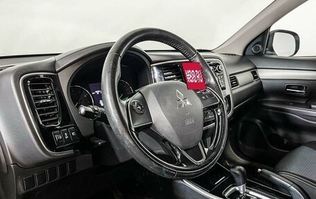 Mitsubishi Outlander III рестайлинг 3, 2017 год, 1 799 000 рублей, 13 фотография