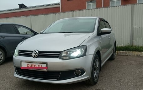 Volkswagen Polo VI (EU Market), 2012 год, 750 000 рублей, 2 фотография