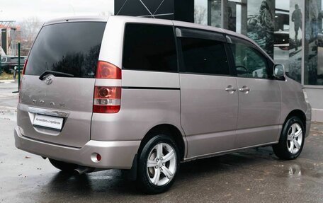 Toyota Noah III, 2003 год, 1 100 000 рублей, 5 фотография