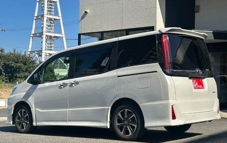 Toyota Noah III, 2021 год, 1 950 000 рублей, 7 фотография