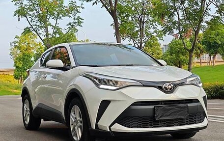 Toyota C-HR I рестайлинг, 2022 год, 2 100 000 рублей, 2 фотография