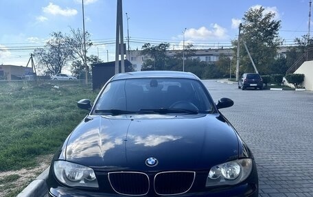 BMW 1 серия, 2006 год, 800 000 рублей, 1 фотография