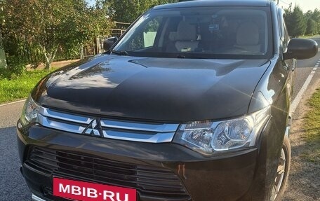 Mitsubishi Outlander III рестайлинг 3, 2014 год, 1 850 000 рублей, 1 фотография