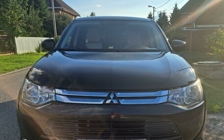 Mitsubishi Outlander III рестайлинг 3, 2014 год, 1 850 000 рублей, 2 фотография