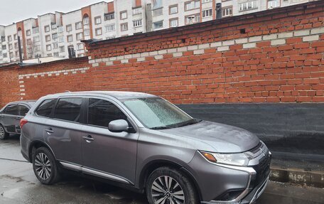 Mitsubishi Outlander III рестайлинг 3, 2020 год, 2 200 000 рублей, 23 фотография