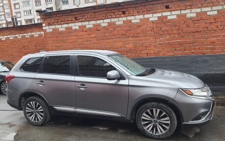 Mitsubishi Outlander III рестайлинг 3, 2020 год, 2 200 000 рублей, 22 фотография