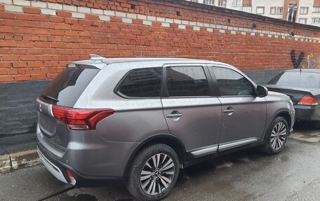 Mitsubishi Outlander III рестайлинг 3, 2020 год, 2 200 000 рублей, 20 фотография