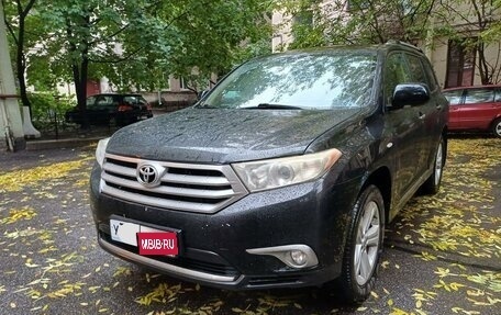 Toyota Highlander III, 2011 год, 1 800 000 рублей, 1 фотография