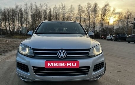 Volkswagen Touareg III, 2010 год, 1 690 000 рублей, 2 фотография