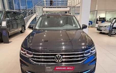 Volkswagen Tiguan II, 2021 год, 3 928 000 рублей, 2 фотография