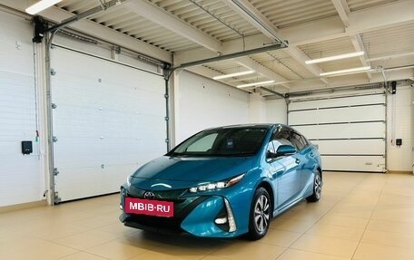 Toyota Prius IV XW50, 2017 год, 2 599 000 рублей, 2 фотография