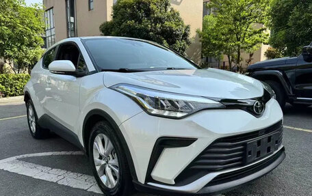 Toyota C-HR I рестайлинг, 2021 год, 2 100 000 рублей, 3 фотография