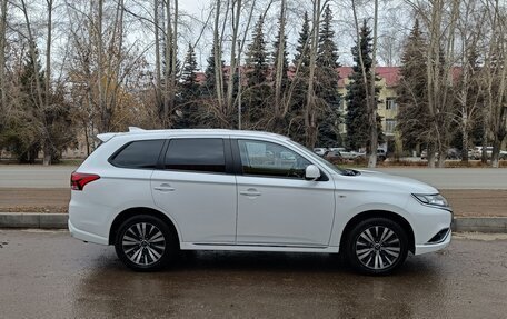 Mitsubishi Outlander III рестайлинг 3, 2022 год, 2 900 000 рублей, 5 фотография