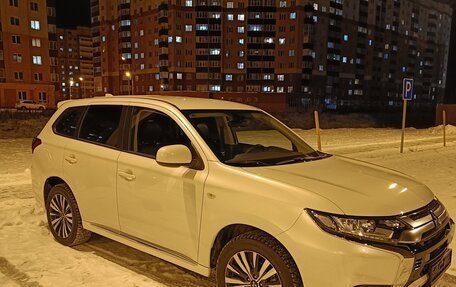 Mitsubishi Outlander III рестайлинг 3, 2022 год, 2 900 000 рублей, 2 фотография