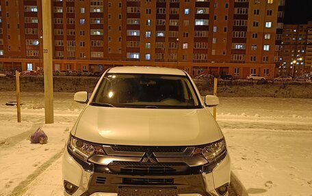 Mitsubishi Outlander III рестайлинг 3, 2022 год, 2 900 000 рублей, 6 фотография