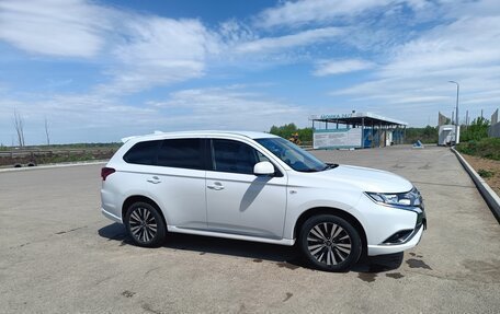 Mitsubishi Outlander III рестайлинг 3, 2022 год, 2 900 000 рублей, 4 фотография