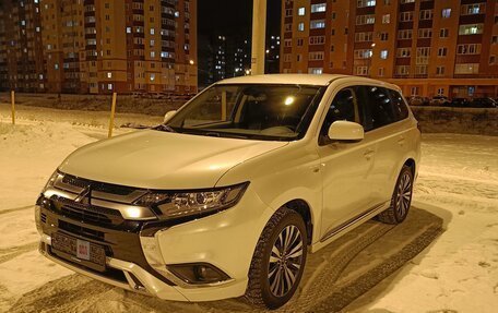 Mitsubishi Outlander III рестайлинг 3, 2022 год, 2 900 000 рублей, 7 фотография