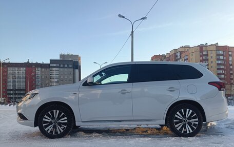 Mitsubishi Outlander III рестайлинг 3, 2022 год, 2 900 000 рублей, 18 фотография