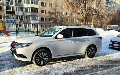 Mitsubishi Outlander III рестайлинг 3, 2022 год, 2 900 000 рублей, 19 фотография