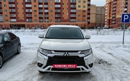 Mitsubishi Outlander III рестайлинг 3, 2022 год, 2 900 000 рублей, 13 фотография