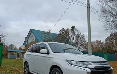 Mitsubishi Outlander III рестайлинг 3, 2022 год, 2 900 000 рублей, 15 фотография