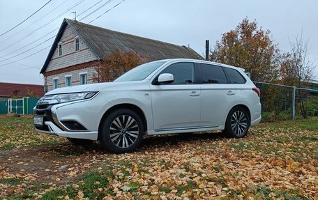 Mitsubishi Outlander III рестайлинг 3, 2022 год, 2 900 000 рублей, 22 фотография