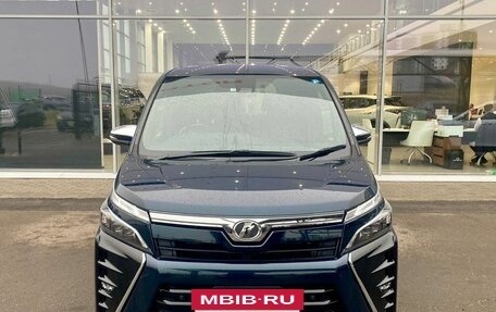 Toyota Voxy III, 2019 год, 2 519 000 рублей, 2 фотография