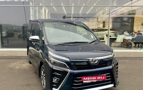 Toyota Voxy III, 2019 год, 2 519 000 рублей, 3 фотография