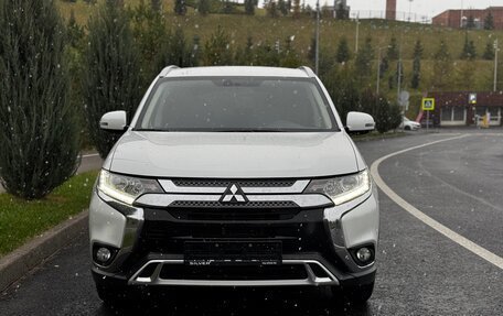 Mitsubishi Outlander III рестайлинг 3, 2019 год, 2 470 000 рублей, 2 фотография