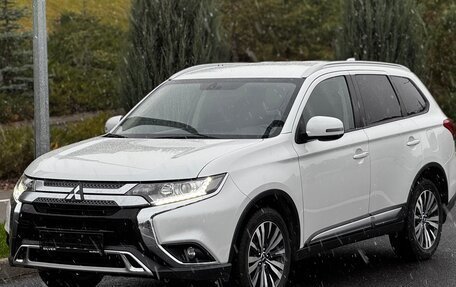 Mitsubishi Outlander III рестайлинг 3, 2019 год, 2 470 000 рублей, 3 фотография