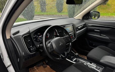 Mitsubishi Outlander III рестайлинг 3, 2019 год, 2 470 000 рублей, 12 фотография