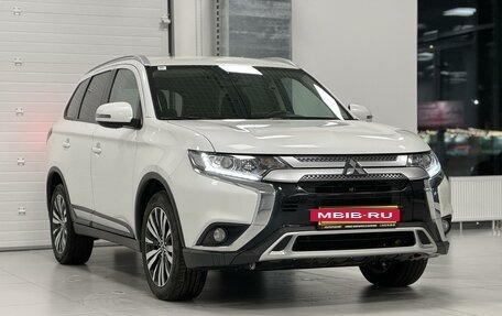 Mitsubishi Outlander III рестайлинг 3, 2020 год, 2 825 000 рублей, 3 фотография